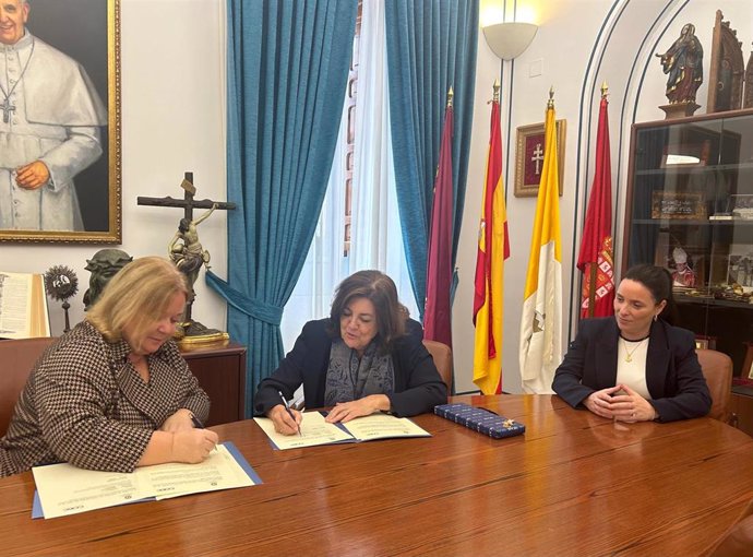 En la imagen, María Dolores García, presidenta de la UCAM, y Ana Correa, presidenta de COEC, durante la firma del convenio, acompañadas ambas por Miriam Mendoza, coordinadora responsable del Campus de Cartagena.