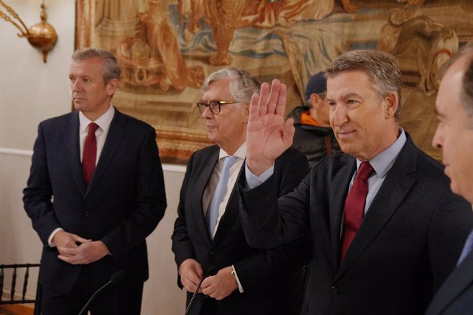 El presidente del PP, Alberto Núñez Feijóo(2d) y el presidente de la CEG, Juan Manuel Vieites Baptista de Sousa(2i), durante un almuerzo-coloquio organizado por la Confederación de Empresarios de Galicia, a 15 de noviembre de 2024, en Santiago de Composte