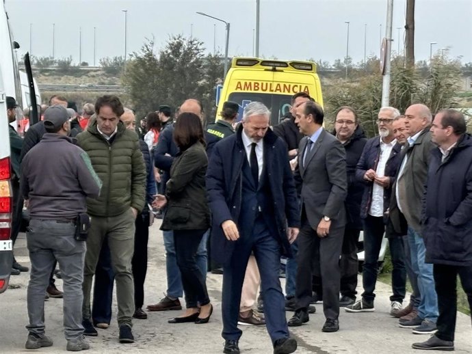 El presidente del Gobierno de Aragón, Jorge Azcón, en el exterior de la residencia de Villafranca de Ebro, este viernes.