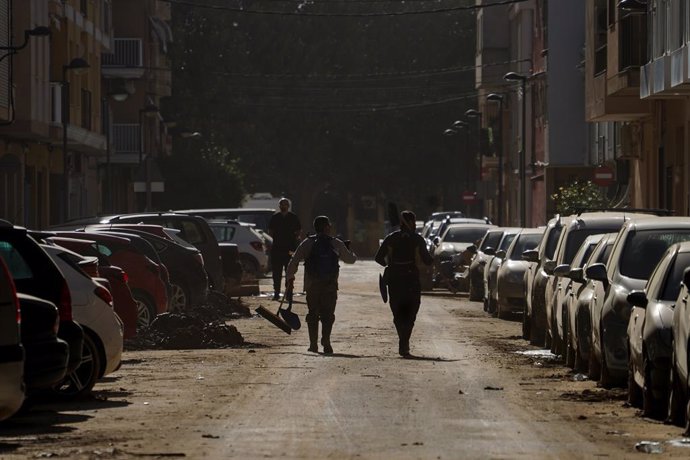 Voluntaris ajuden per a netejar els estralls en el dia 13 després del pas de la DANA per Valencia, a 11 de novembre del 2024, a Algemesí.