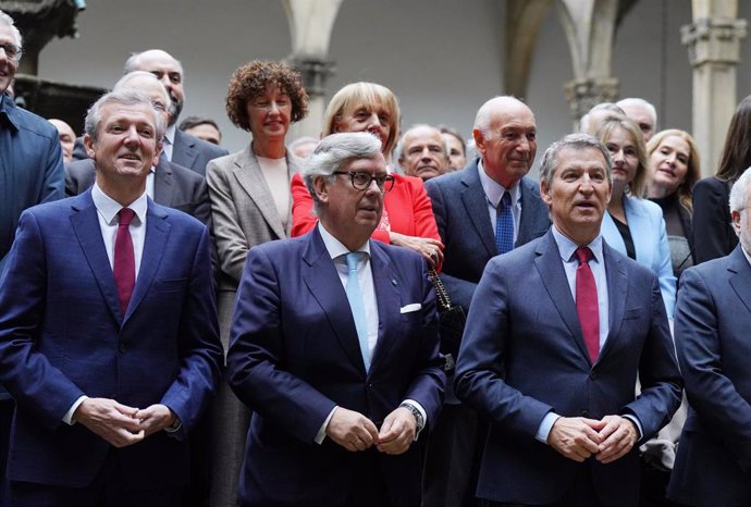 El presidente del PP, Alberto Núñez Feijóo(1d) y el presidente de la CEG, Juan Manuel Vieites Baptista de Sousa(2d), durante un almuerzo-coloquio organizado por la Confederación de Empresarios de Galicia, a 15 de noviembre de 2024, en Santiago de Composte