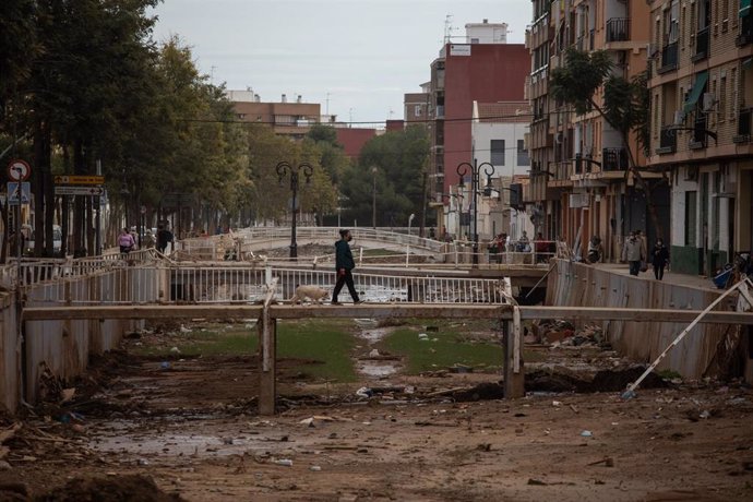 Un hombre cruza un puente de Aldaia, a 12 de noviembre de 2024, en Aldaia, Valencia, Comunidad Valenciana (España).