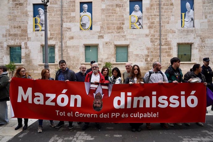 Imagen de la pancarta en la concentración ante Les Corts coincidiendo con la comparecencia de Mazón por la DANA