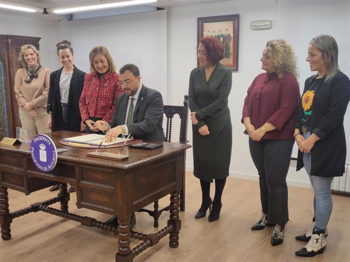 El presidente, Adrián Barbón, firma la Ley de la Red Autonómica de Escuelas Infantiles de 0 a 3 junto a la consejera de Educación, Lydia Espina, la directora general Cristina Blanco, la presidenta de la FACC, Cecilia Pérez, y representantes de familias.