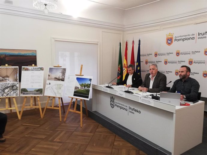 Joseba Asiron y los concejales Mikel Armendáriz y Borja Izaguirre, en la presentación de los cinco proyectos de Centro de Interpretación de la Pelota Vasca de Pamplona.