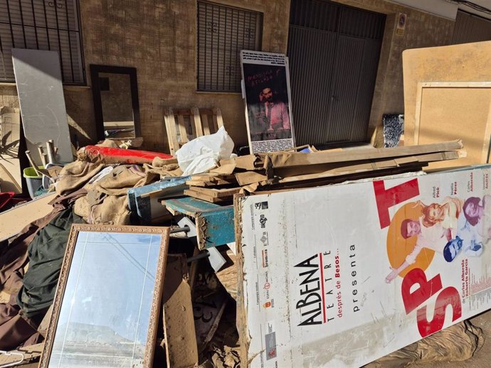 Daños en el almacén de Albena Teatre por la DANA