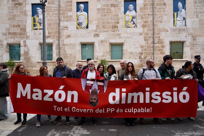 Imatge de la pancarta en la concentració davant de Les Corts coincidint amb la compareixença de Mazón per la DANA