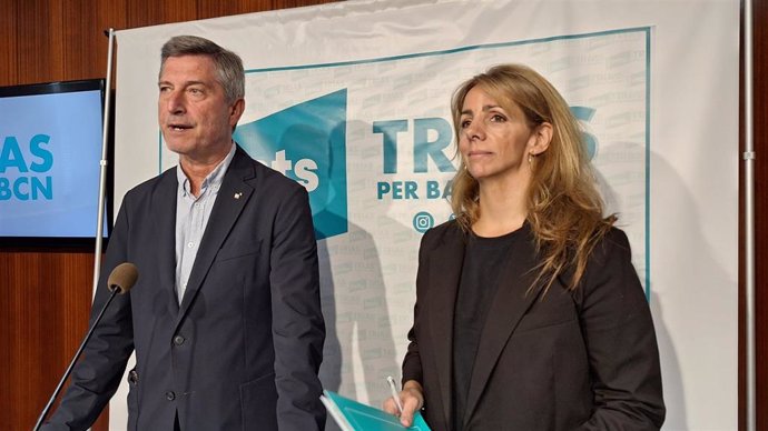 El presidente de Junts en Barcelona, Jordi Martí, junto a la concejal Francina Vila, en declaraciones a la prensa este viernes