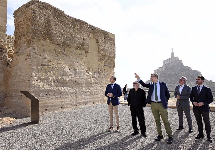 Archivo - El alcalde de Murcia, José Ballesta, en el parque arqueológico Las Fortalezas del Rey Lobo