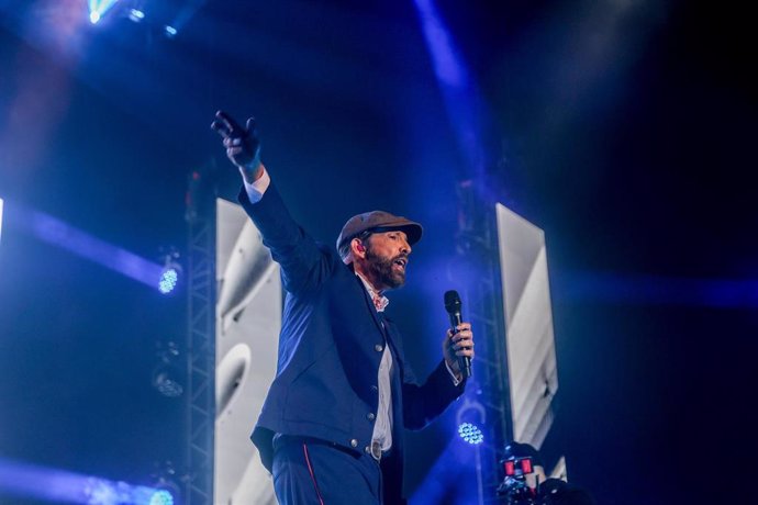 Archivo - El cantante Juan Luis Guerra, durante su actuación en el Wizink Center,