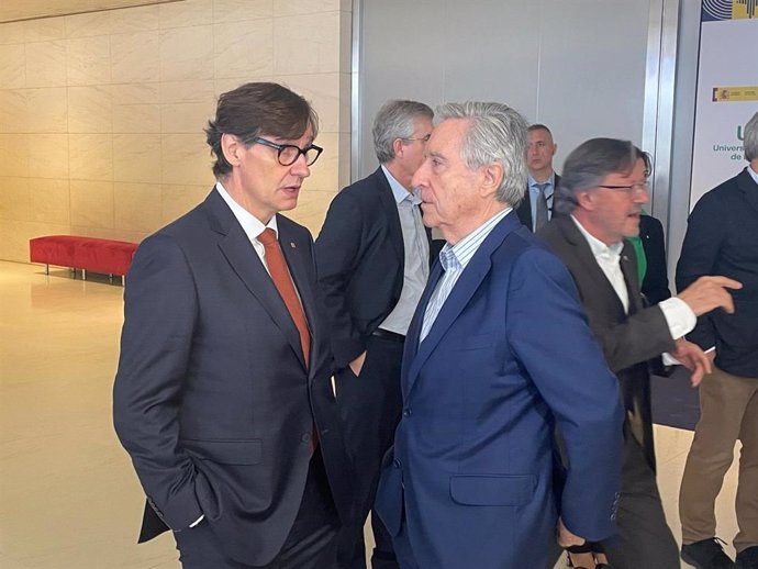 El presidente de la Generalitat, Salvador Illa, y el periodista Iñaki Gabilondo en el Congreso Internacional de la Radio en Barcelona.