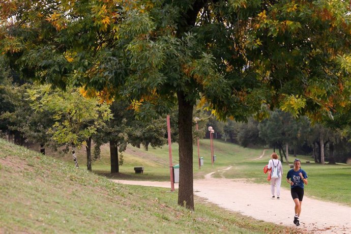 Archivo - Dos personas en un parque, a 21 de septiembre de 2024, en Lugo, Galicia (España). 