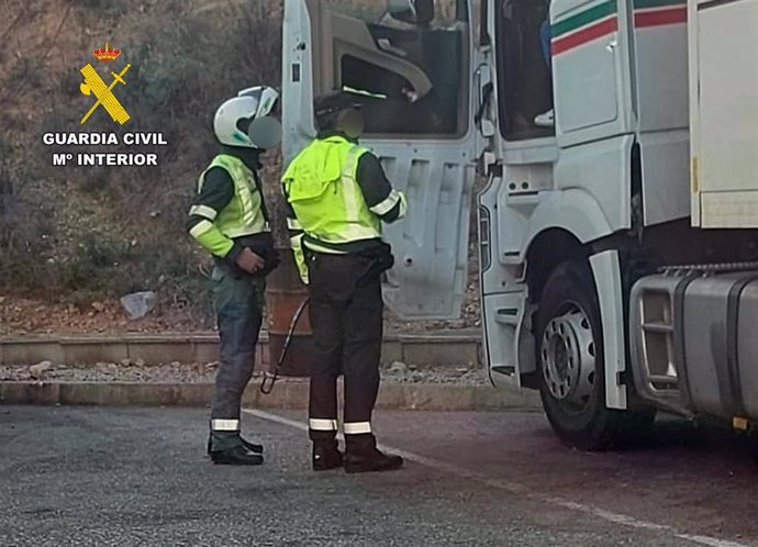 Agentes de la Guardia Civil auxilian a la conductora desorientada y con síntomas de deshidratación en la A-7