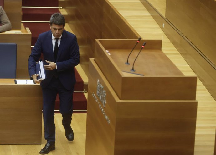 El president de la Generalitat Valenciana, Carlos Mazón, durant una sessió plenària, a Les Corts Valencianes, a 15 de novembre del 2024, a València, Comunitat Valenciana (Espanya).