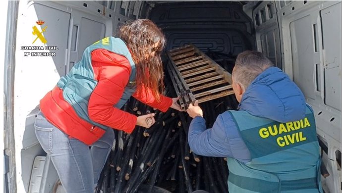 Intervención del material en una de las furgonetas del grupo criminal desarticulado.