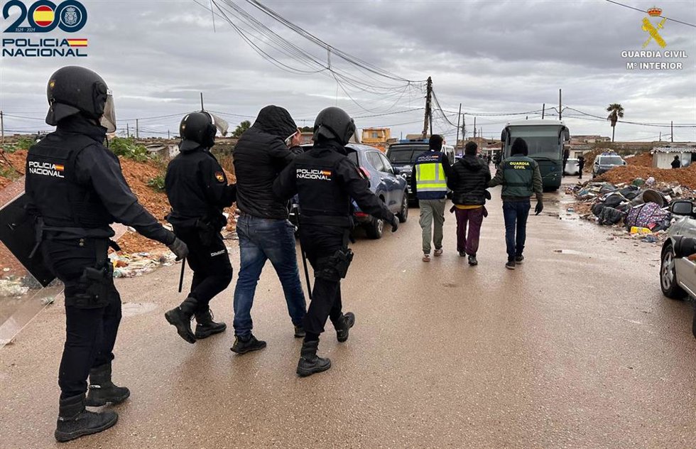 Policías y guardias civiles con dos de los detenidos en la última operación antidroga en Son Banya.