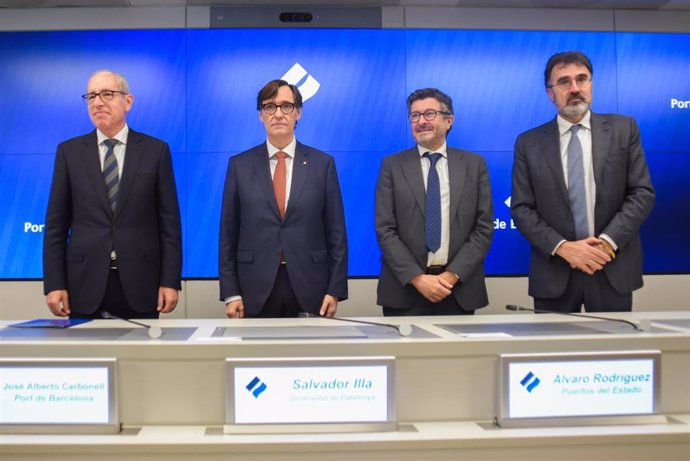 El presidente del Puerto de Barcelona, José Alberto Carbonell; el presidente de la Generalitat, Salvador Illa; el presidente de Puertos del Estado, Álvaro Rodríguez-Dapena, y el expresidente del Puerto de Barcelona, Lluís Salvadó.