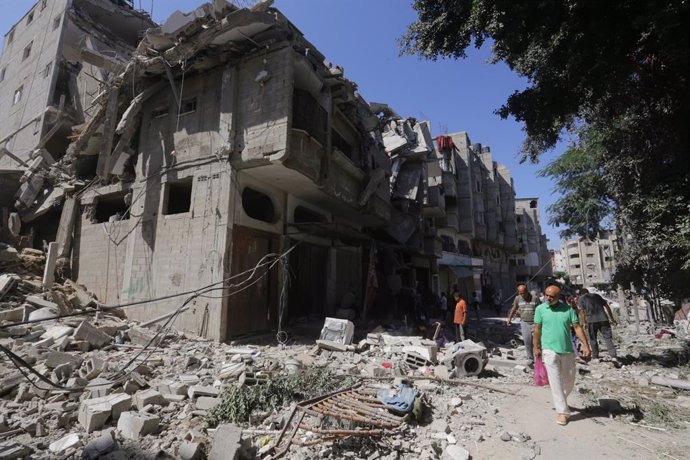 Archivo - October 8, 2024, Bureij, Gaza Strip, Palestinian Territory: People inspect the damage following an Israeli air strike the previous night on the Bureij refugee camp in the central Gaza Strip on October 8, 2024, amid the continuing war between Isr