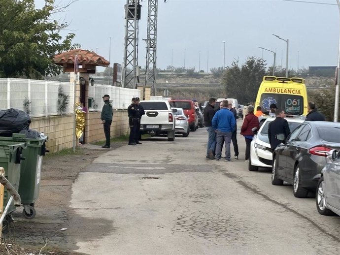 Una ambulancia del 061 permanece en el lugar del incendio.