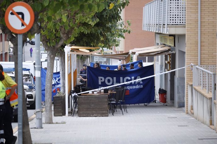 Agentes de la policía en el lugar donde se ha producido un tiroteo en la localidad de Montgat, a 15 de noviembre de 2024, en Montgat, Barcelona (España). Los hechos han sucedido sobre las 9.15 de la mañana en la Ronda 8 de Març y los Mossos d'Esquadra ya 