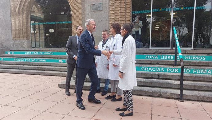 El presidente del Gobierno de Aragón, Jorge Azcón, y el consejero de Sanidad, José Luis Bancalero, llegan al Hospital Royo Villanova, donde están ingresados los dos heridos del incendio de la residencia de Villafranca de Ebro.