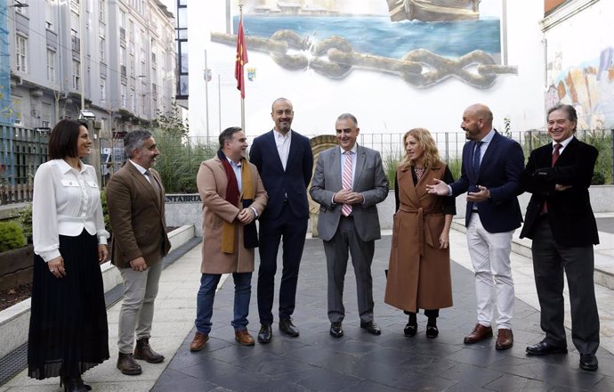 El consejero de Fomento, Roberto Media, con los alcaldes de Torrelavega, Laredo, Santa Cruz de Bezana, Polanco y Santoña