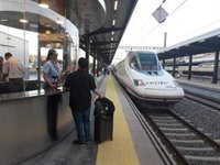Los AVE de Renfe son los mejor valorados pero los cercanías hunden la satisfacción a solo el 44%, según CNMC