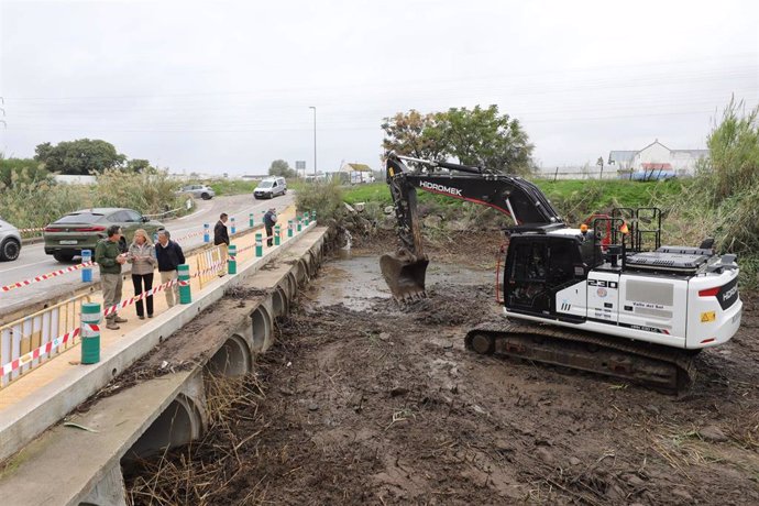 El Ayuntamiento de Marbella acomete obras de emergencia en el cauce del río Guadaiza, a la altura del Carril de Picaza, para evitar posibles incidencias en la zona