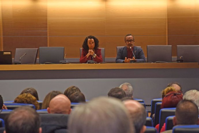 La presidenta del TSJEx, María Fáliex Tena, y el presidente de la Diputación de Cáceres, Miguel Ángel Morales, en unas jornadas de formación de cargos electos sobre derecho penal