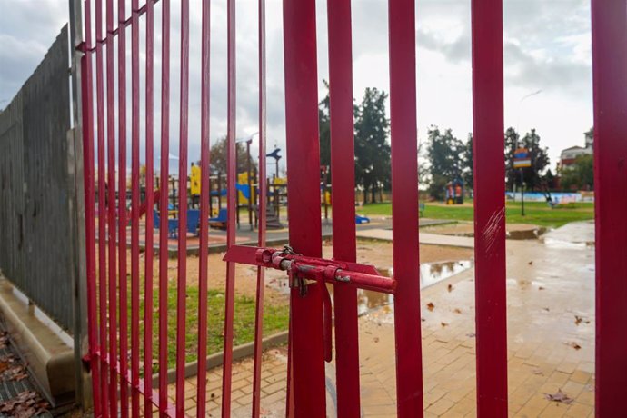 Colegio cerrado en Isla Cristina (Huelva) por el temporal que azota a la provincia de Huelva este viernes.