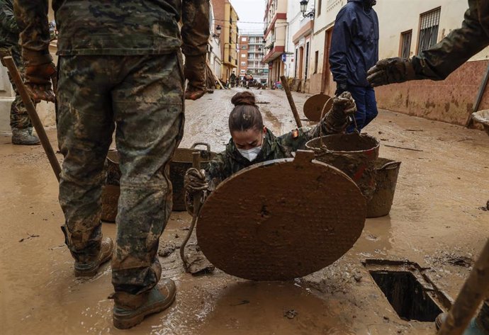 Militares trabajan para desatascar las alcantarillas, a 13 de noviembre de 2024, en Paiporta, Valencia, Comunidad Valenciana (España).