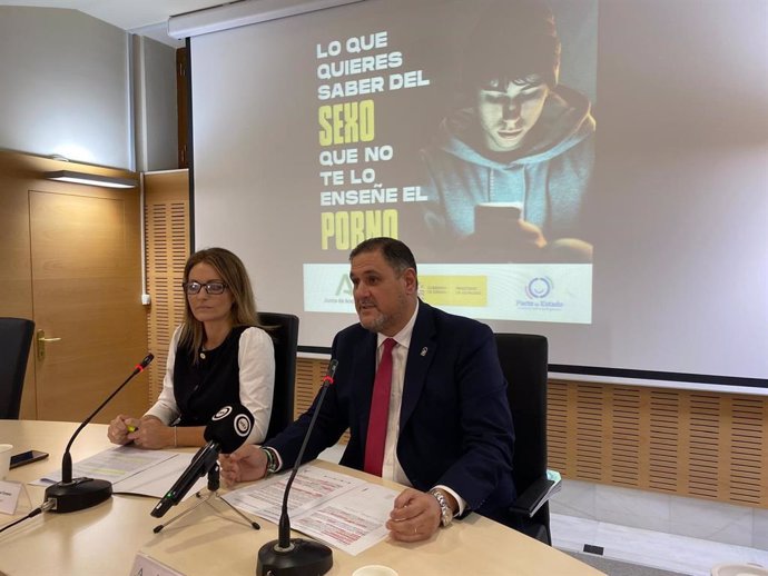 La coordinadora provincial del Instituto Andaluz de la Mujer (IAM), María del Mar Esparza, junto al delegado territorial de Desarrollo Educativo y Formación Profesional, Francisco Alonso Martínez, durante la campaña de sensibilización sobre el porno.