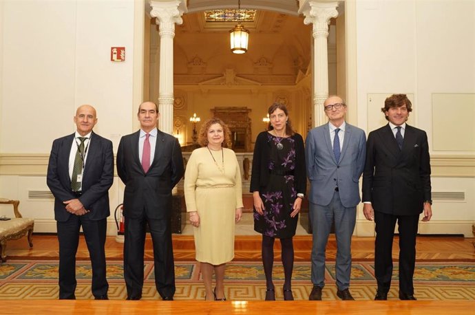 La decana del Colegio de Registradores, María Emilia Adán, y la directora general de Estrategia, Personas y Datos del Banco de España, Mayte Ledo, suscriben un Convenio para regular el acceso de información del Registro Mercantil al Banco Central.