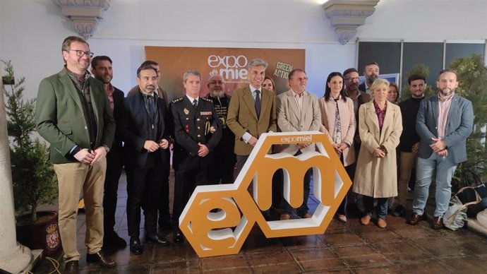 Lorite (centro), con el resto de autoridades, en la inauguración de Expomiel.