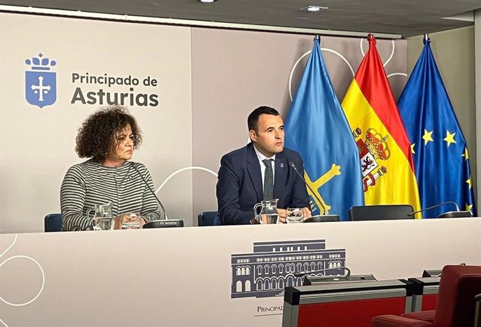 La consejera de Derechos Sociales y Bienestar, Marta del Arco, y el consejero de Hacienda y Fondos Europeos y portavoz del Ejecutivo, Guillermo Peláez.