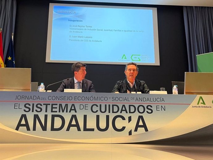 La Junta defiende el modelo centrado en la persona para mejorar el sistema de cuidados en Andalucía.