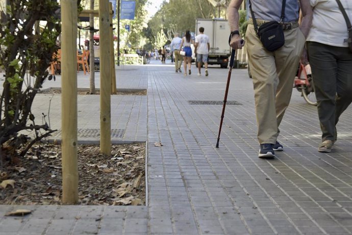 Archivo - Varias personas andan a lo largo de la calle Consell de Cent, a 8 de septiembre de 2023, en Barcelona, Catalunya (España)