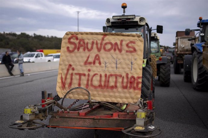 Archivo - Una pancarta de un tractor de agricultores franceses durante el corte de la A-9 francesa en las inmediaciones de la frontera con España, a 1 de febrero de 2024, en Le Boulou