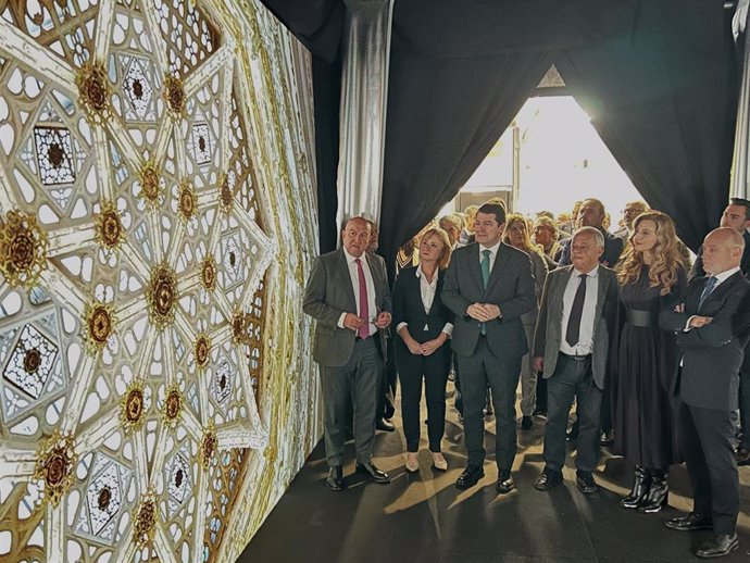 El presidente de la Junta de Castilla y León, Alfonso Fernández Mañueco, junto a la comitiva de autoridades en la visita a las ferias Intur y AR-PA, en Valladolid.