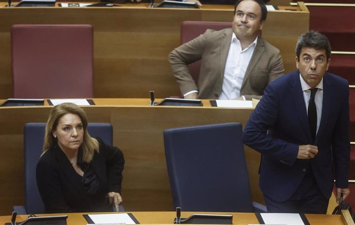 La vicepresidenta y consellera de Servicios Sociales, Igualdad y Vivienda, Susana Camarero, y el presidente de la Generalitat Valenciana, Carlos Mazón, durante una sesión plenaria, en Les Corts