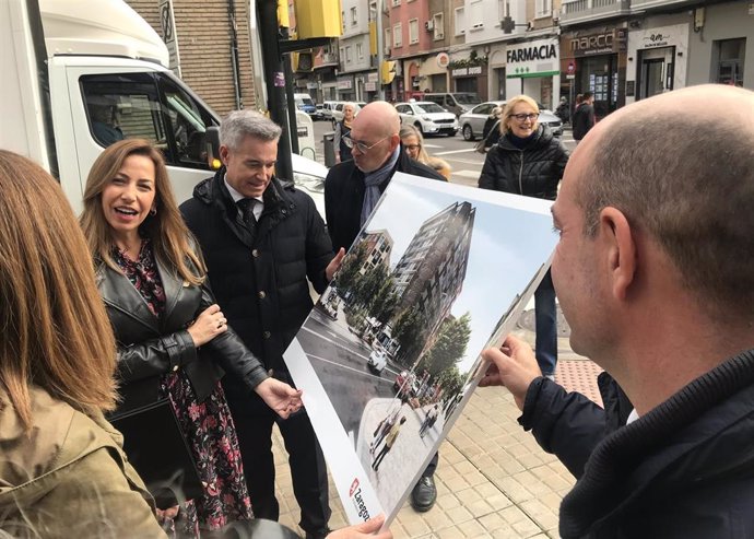 La alcaldesa de Zaragoza, Natalia Chueca, acompañada por el consejero municipal de Urbanismo, Infraestructuras, Energía y Vivienda, Víctor Serrano, miran una recreación de la reforma de la avenida de Valencia