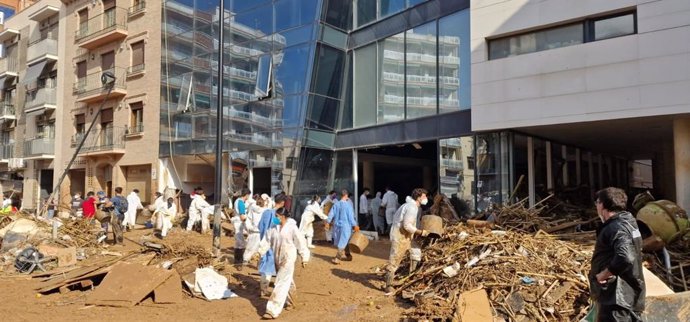 Voluntariso en las laboresde ayuda en las zonas afectadas por la DANA