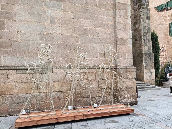 Motivo navideño que se ha instalado en la fachada de la iglesia de San Juan de Cáceres