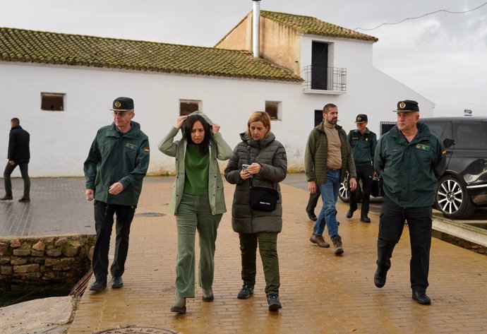 La directora general de la Guardia Civil, Mercedes González (2i), durante su visita a las zonas afectadas por la DANA, en el Puerto de Silla, a 15 de noviembre de 2024, en Valencia, Comunidad Valenciana (España).