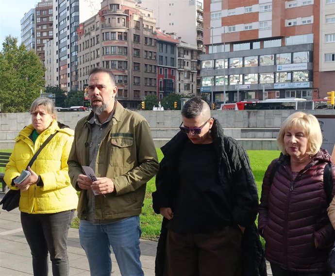 El secretario general de CCOO de Asturias, José Manuel Zapico, en la plaza del Humedal de Gijón, antes de iniciar el reparto de folletos de la campaña del sindicato 'Vamos Facelo'.