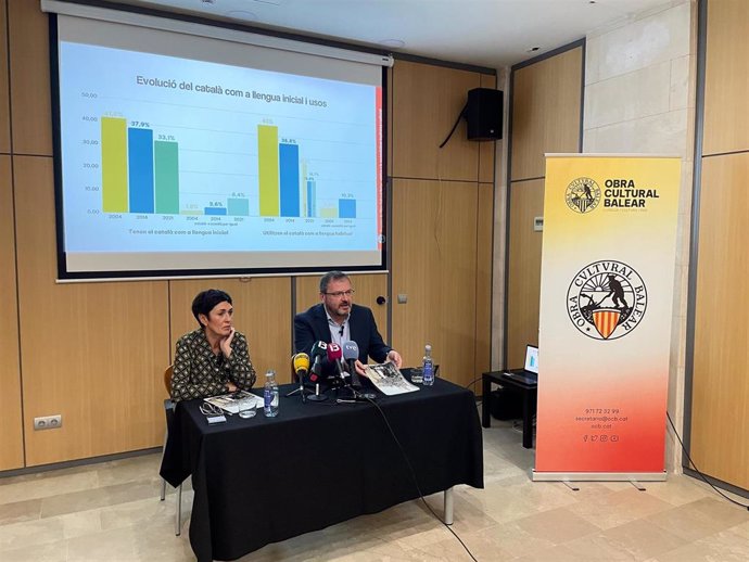 La vicepresidenta de la OCB, Catalina Bibiloni, y el presidente de la OCB, Antoni Llabrés, en la presentación de las medidas para revertir los efectos del turismo en el catalán.