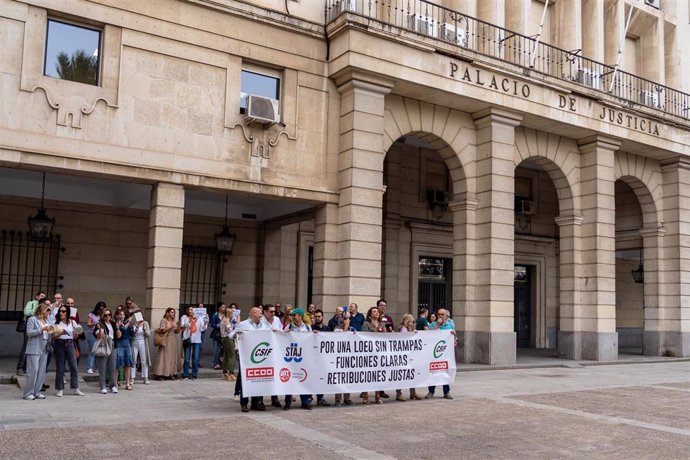 Archivo - Manifestantes de la Administración de Justicia protestan a las puertas de los Juzgados. Imagen de archivo.