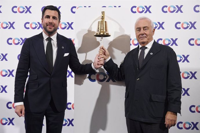 Uno de los accionistas de Cox Alberto Zardoya, de la familia que fundó el grupo de ascensores Zardoya (i) y el CEO de Cox, Enrique Riquelme (d), tocan la campana durante la ceremonia de salida a Bolsa de Cox, en el Palacio de la Bolsa de Madrid, a 15 de n