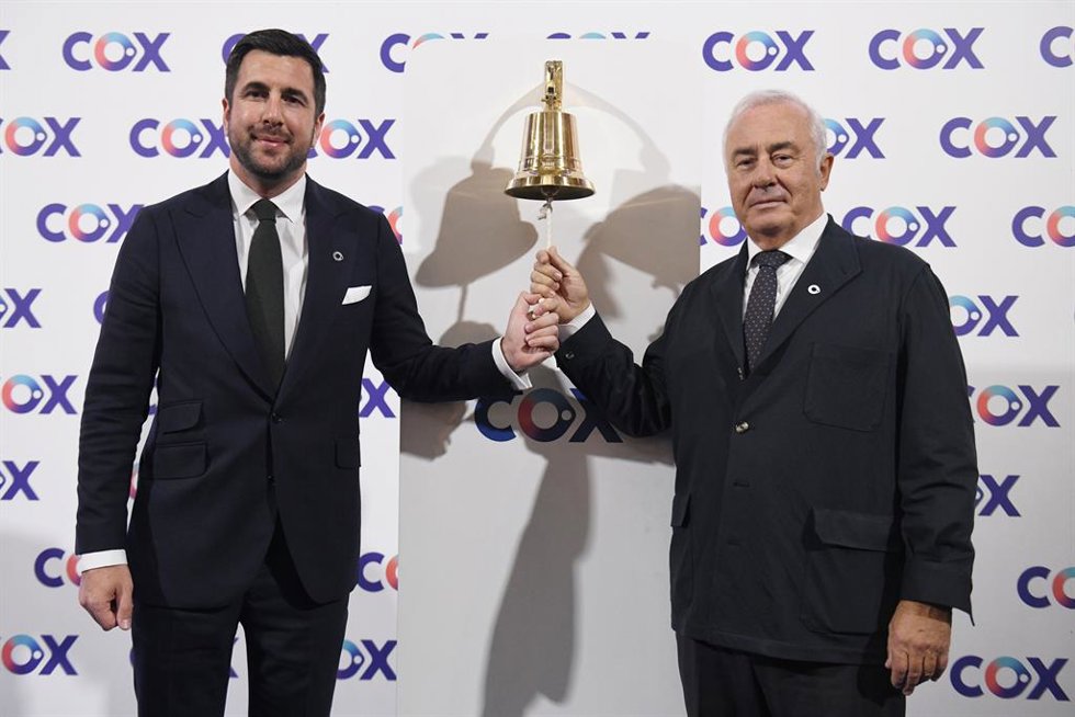 Uno de los accionistas de Cox Alberto Zardoya, de la familia que fundó el grupo de ascensores Zardoya (i) y el CEO de Cox, Enrique Riquelme (d), tocan la campana durante la ceremonia de salida a Bolsa de Cox, en el Palacio de la Bolsa de Madrid, a 15 de