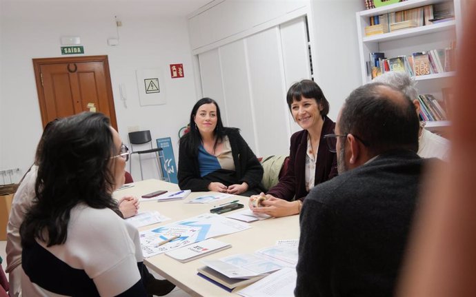 La portavoz nacional del BNG, Ana Pontón, en una reunión con la Plataforma Queremos Galego.